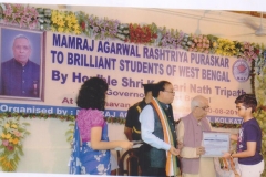 Rishabh-Ranjan-Das-receiving-ICSE-toppers'-award-from---the-Governor